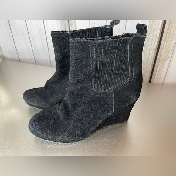 Dolce Vita Size 8.5 Black Suede Pull On Booties Boots Leather - Picture 1 of 7